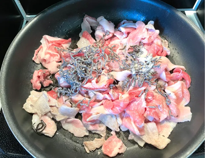 豚肉と塩こんぶを炒めている画像（撮影：エニママ）