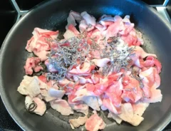 豚肉と塩こんぶを炒めている画像（撮影：エニママ）