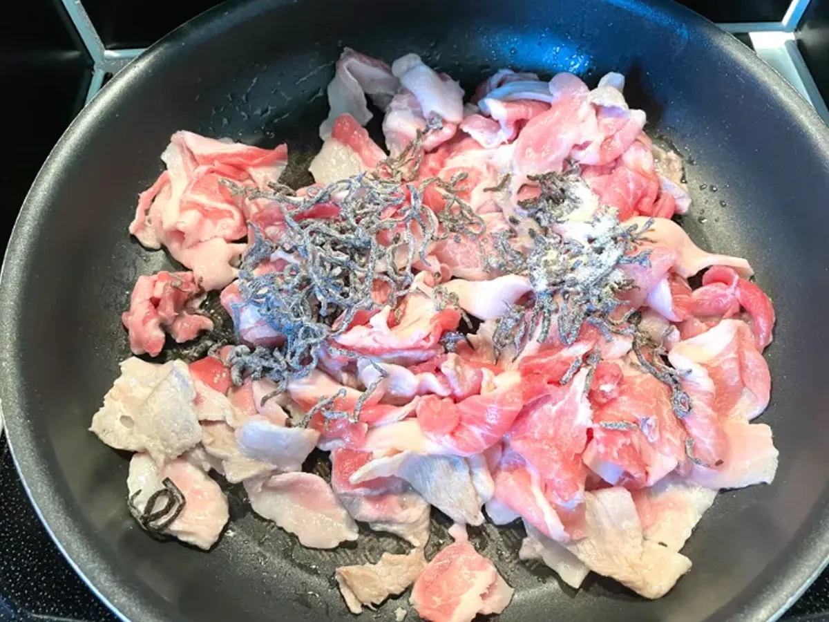 豚肉と塩こんぶを炒めている画像（撮影：エニママ）
