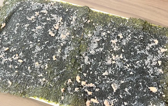 明太子を焼きのりに塗り付けた画像（撮影:エニママ）　