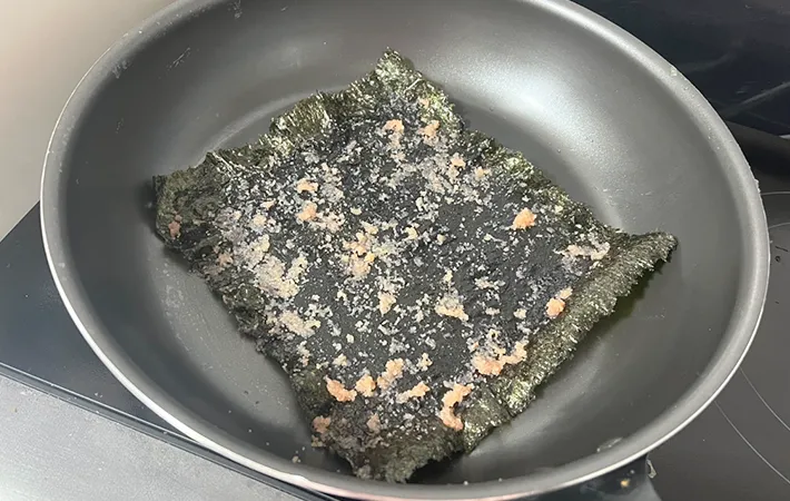フライパンで焼きのりを焼いている画像（撮影:エニママ）　