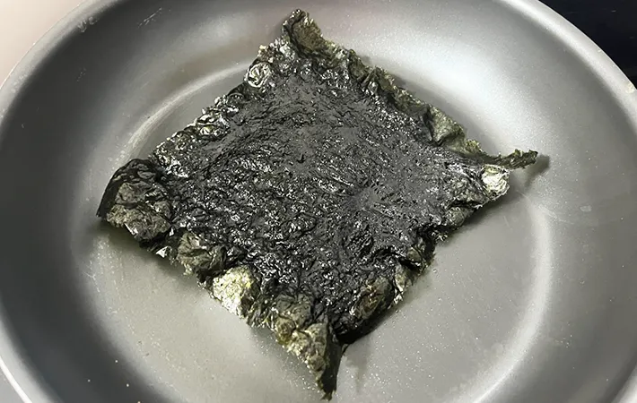 焼きのりを裏返した画像（撮影:エニママ）　