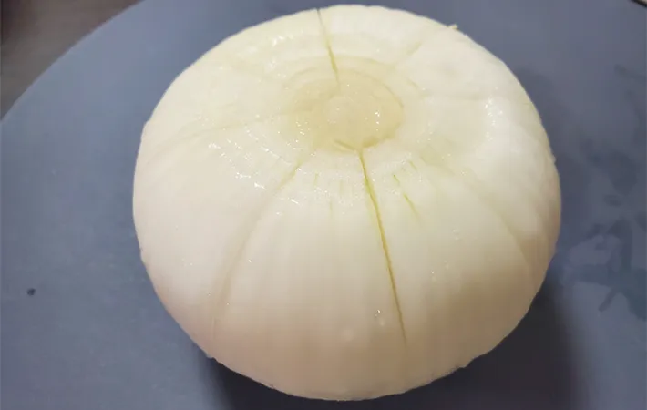 放射線状に切りこみを入れた新玉ねぎ（撮影：エニママ）