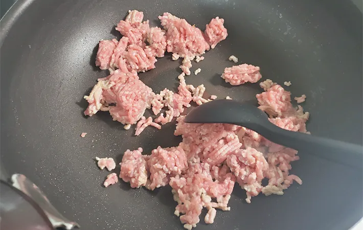 豚ひき肉を炒めているところ（撮影：エニママ）