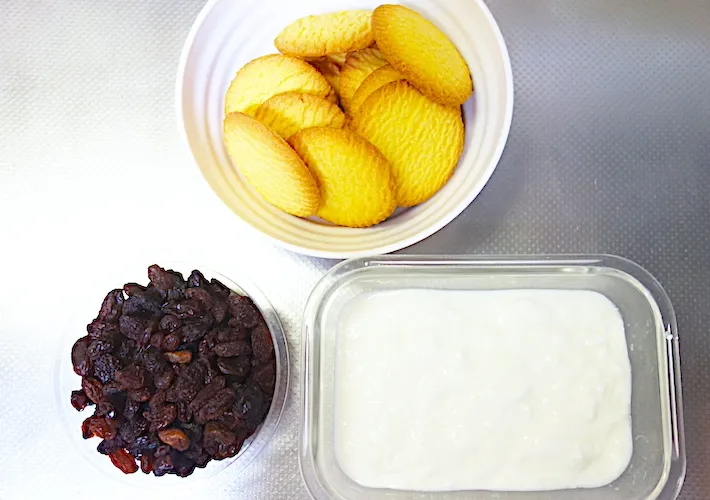 クッキー、ヨーグルト、レーズンの画像（撮影：エニママ）