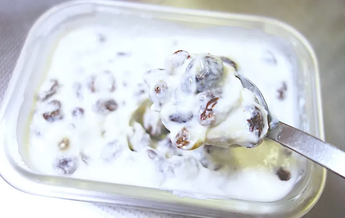 漬け時間が経過した後のヨーグルトとレーズンの画像（撮影：エニママ）