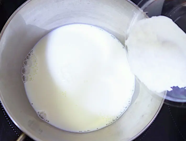 牛乳を入れた鍋に砂糖を加える画像（撮影：エニママ）