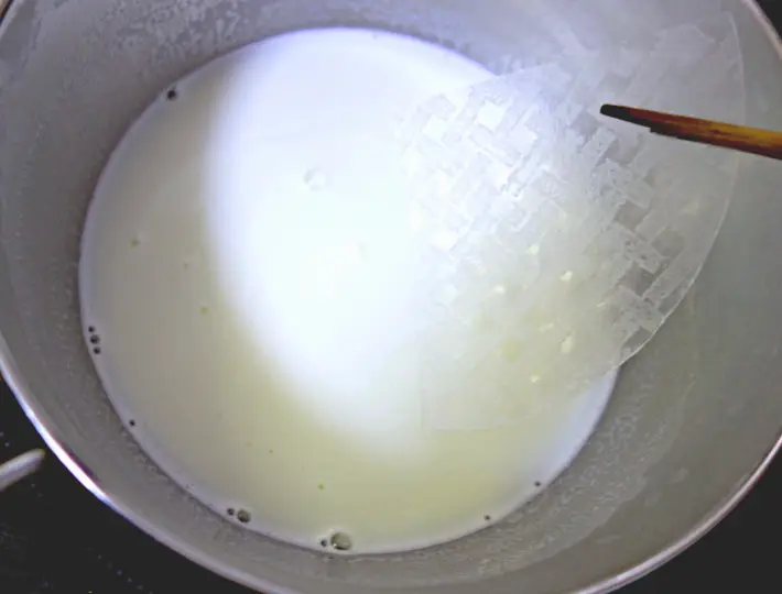 ライスペーパーを投入する画像（撮影：エニママ）