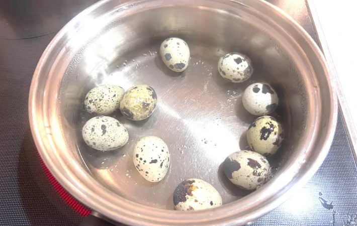 茹ででいるうずらの画像（撮影：エニママ）