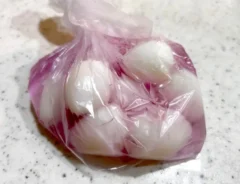 うずら卵を『岩下の新生姜』の液にいれた場面（撮影：エニママ）