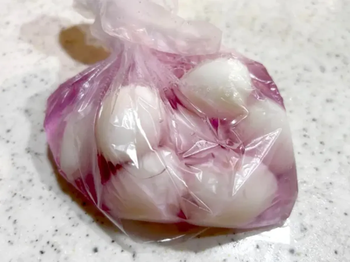 うずら卵を『岩下の新生姜』の液にいれた場面（撮影：エニママ）