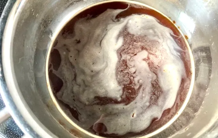 鍋でコーヒーを加熱する写真（撮影:エニママ）　