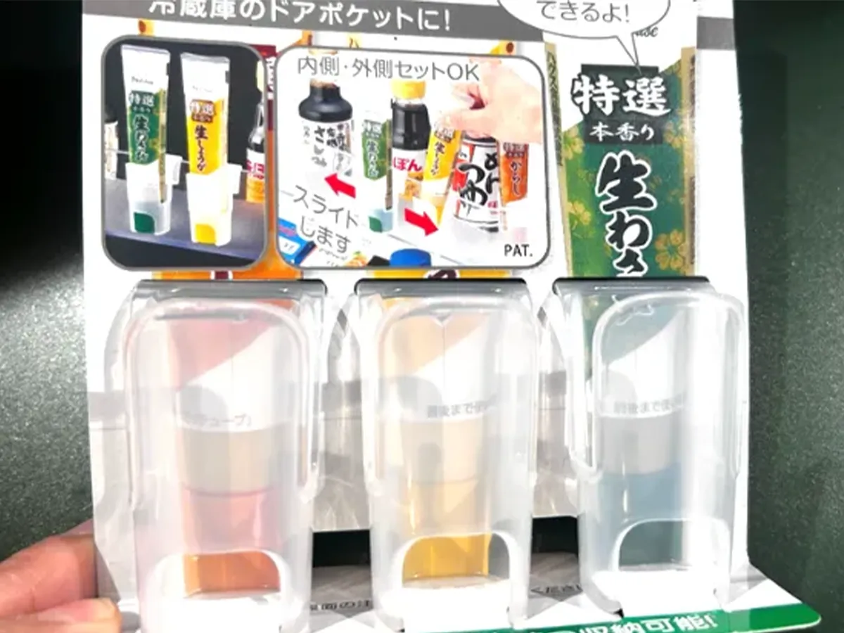 『薬味チューブホルダー』を手に持った場面（撮影：エニママ）