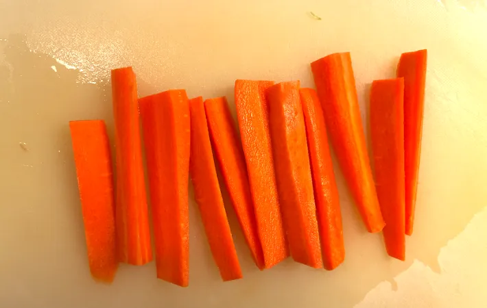 細長く切った人参の写真（撮影:エニママ）