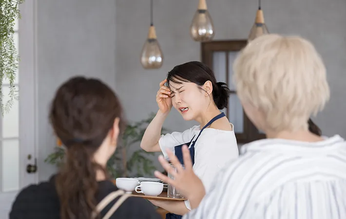 困っている飲食店の店員の写真
