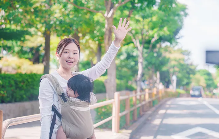 タクシーと呼ぶ親子の写真