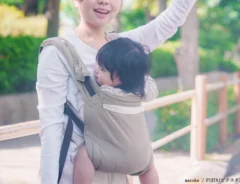 タクシーを捕まえようとする子連れの女性の写真