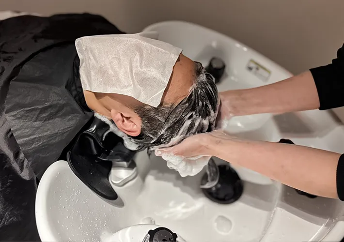 しっかり泡立ててシャンプーしている写真