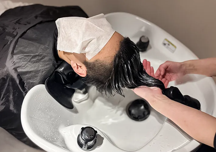 コンディショナーやリンスをしている写真