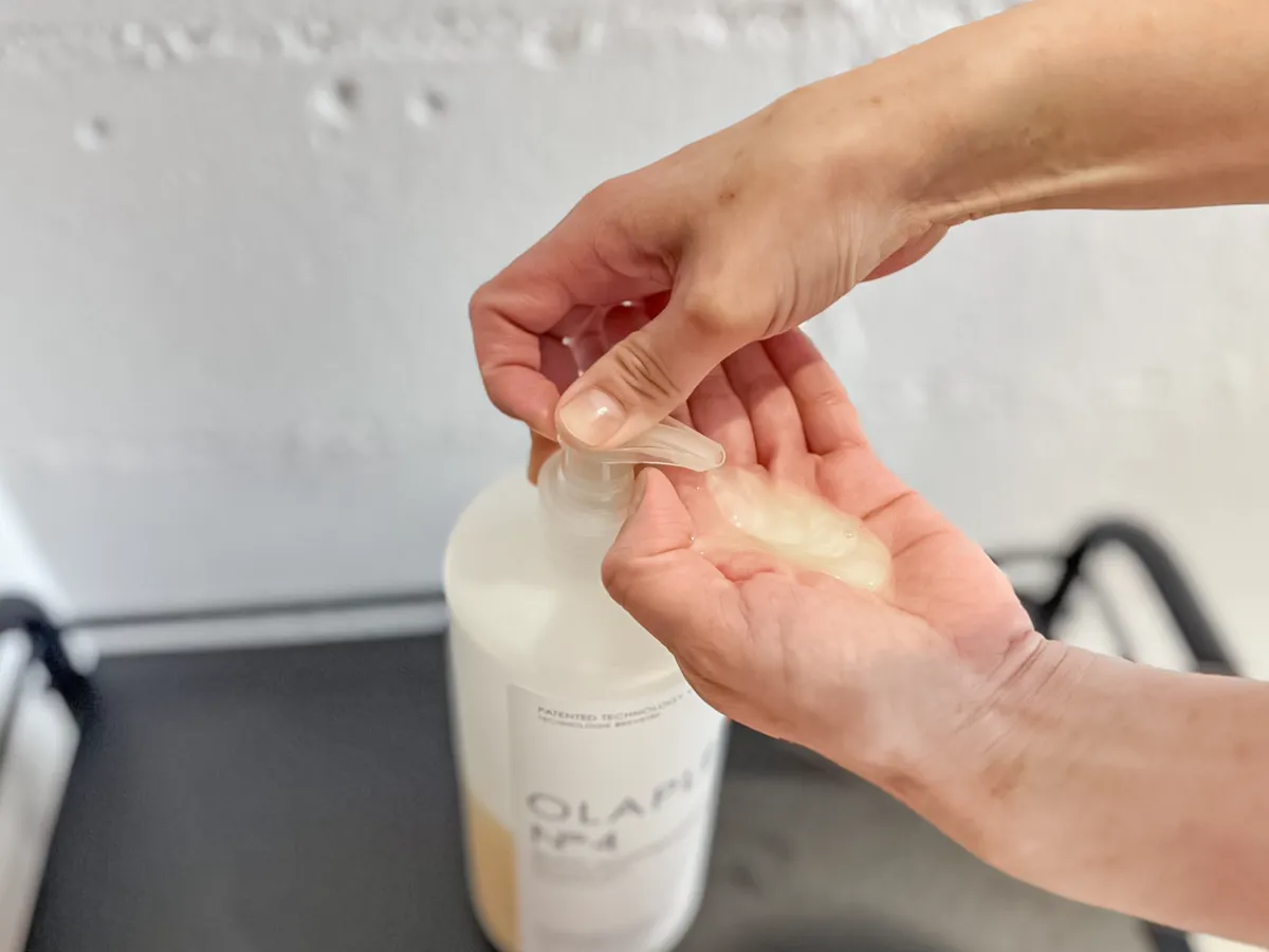 シャンプーを2プッシュした写真