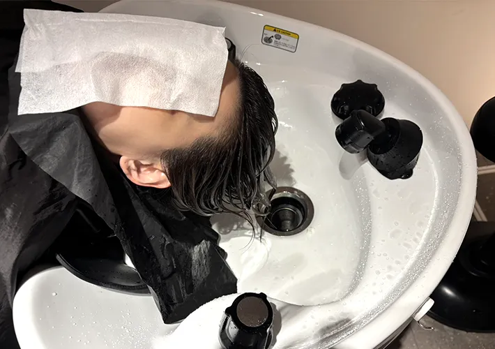 髪を洗っている写真