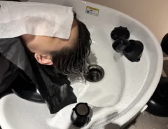 コンディショナーをつける美容師の写真（画像提供：岡田充）