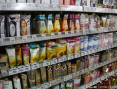 ドラッグストアに並ぶシャンプーとコンディショナーの写真