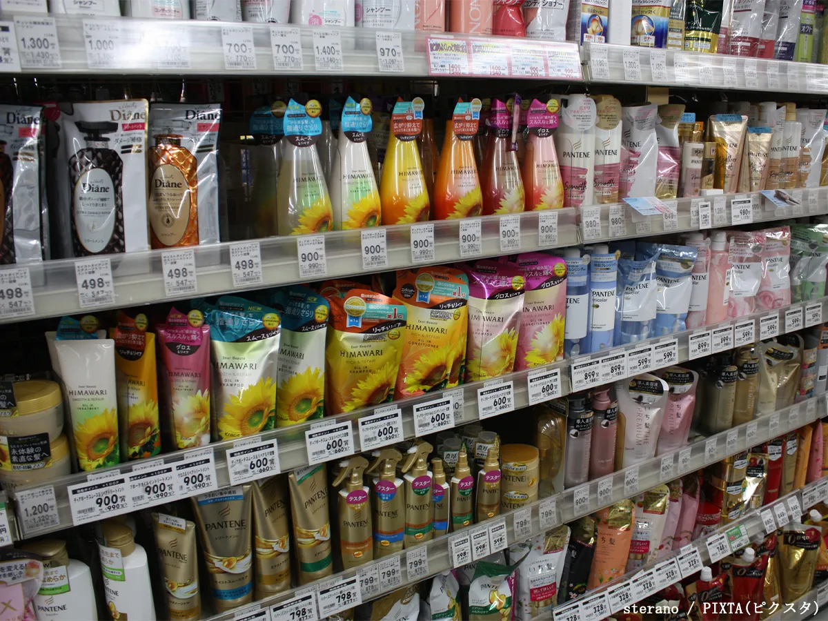 ドラッグストアに並ぶシャンプーとコンディショナーの写真