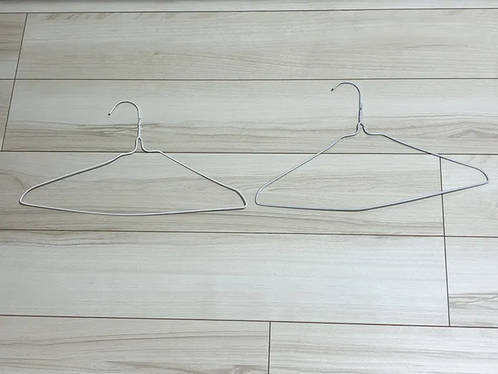 地面に置かれた2本のハンガーの写真（撮影：grapeライフハック編集部）
