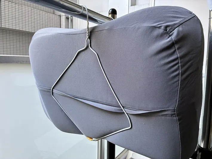 ハンガーに挟んで干される枕の写真（撮影：grapeライフハック編集部）