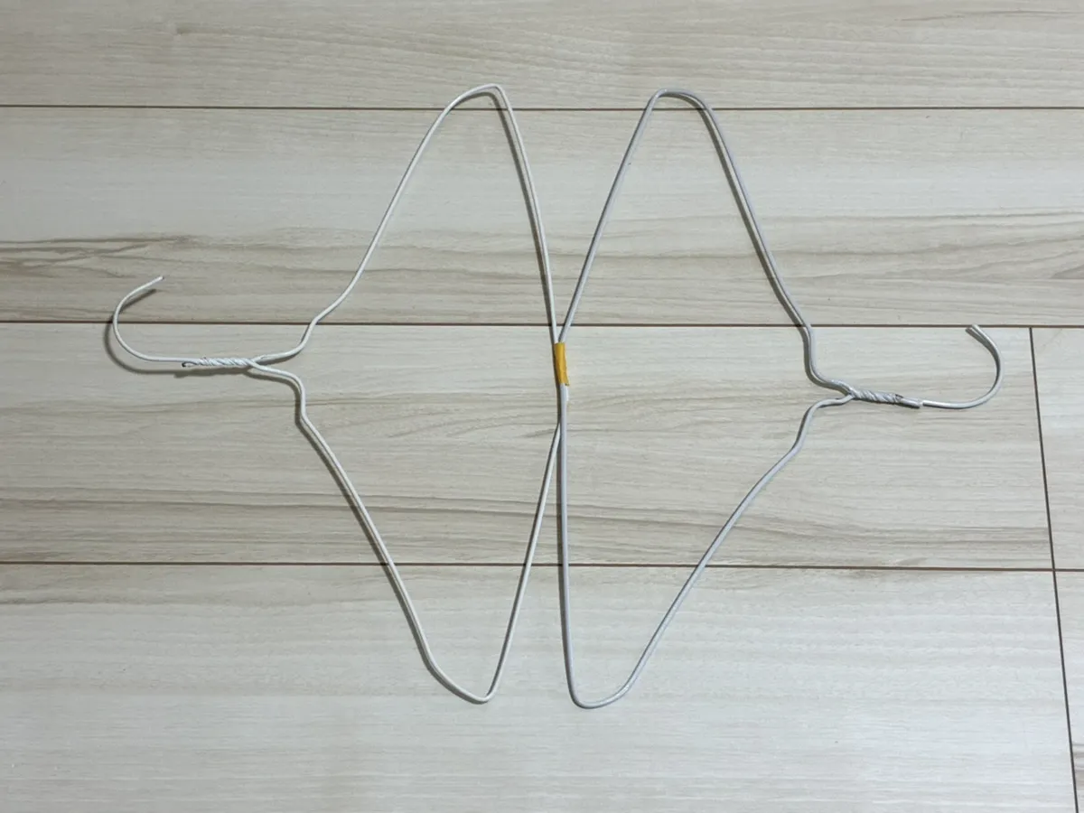 テープでつないだハンガーの写真（撮影：grapeライフハック編集部）