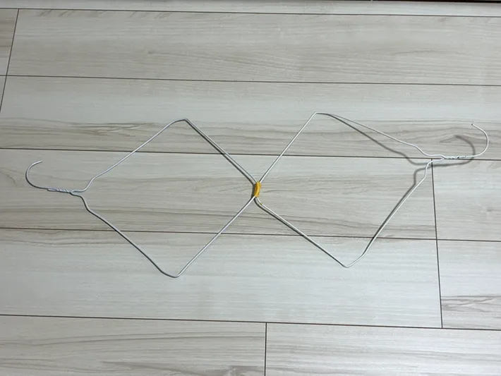 テープでつないだハンガーの写真（撮影：grapeライフハック編集部）