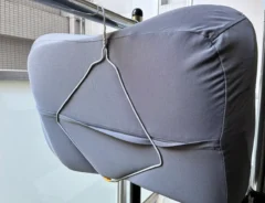 ハンガーに挟んで干される枕の写真（撮影：grapeライフハック編集部）