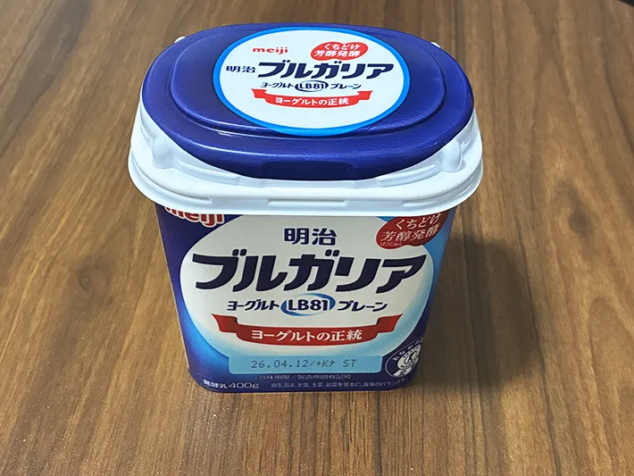 机に置いた明治ブルガリアヨーグルトの写真（撮影：grapeフード編集部）