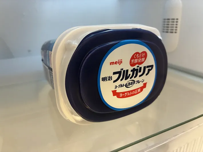 冷蔵庫に入れた明治ブルガリアヨーグルトの写真（撮影：grapeフード編集部）