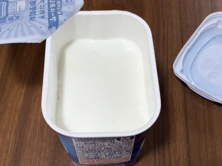 蓋を開けた明治ブルガリアヨーグルトの写真（撮影：grapeフード編集部）