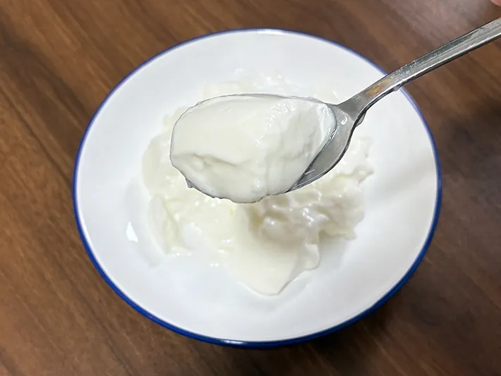 スプーンですくったヨーグルトの写真（撮影：grapeフード編集部）