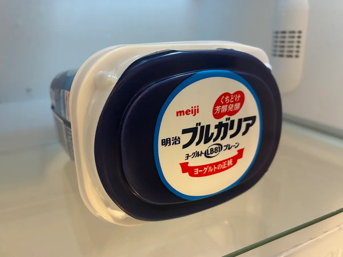 冷蔵庫に入れた明治ブルガリアヨーグルトの写真（撮影：grapeフード編集部）