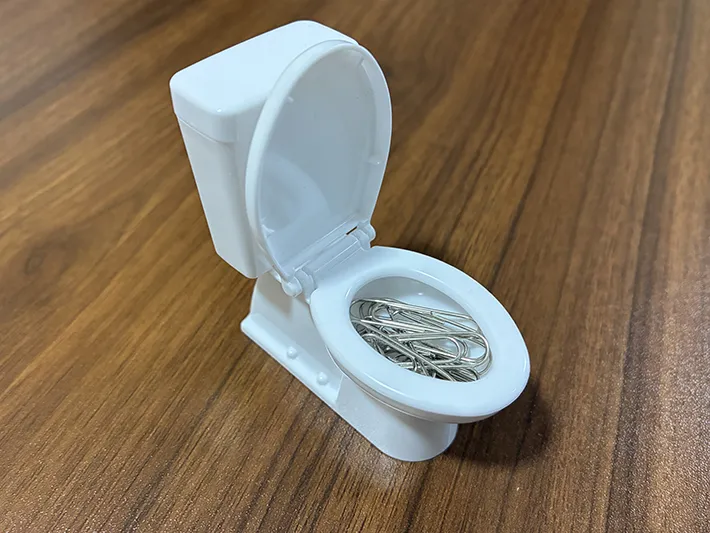 クリップを収納した洋式トイレ型ミニチュアの写真（撮影：grapeライフハック編集部）