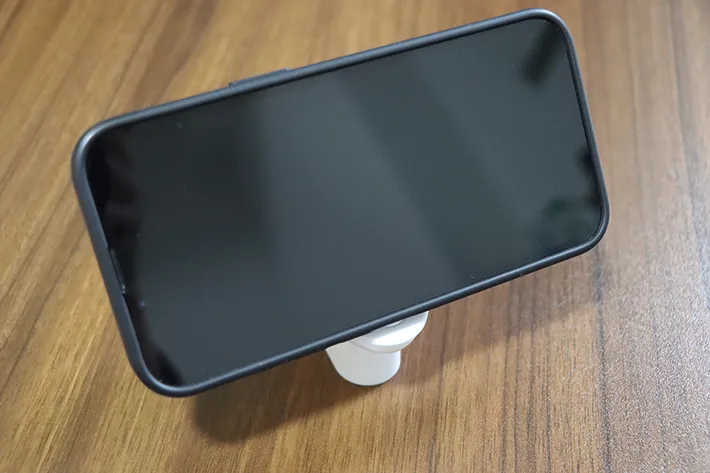 スマホを置いた洋式トイレ型ミニチュアの写真（撮影：grapeライフハック編集部）