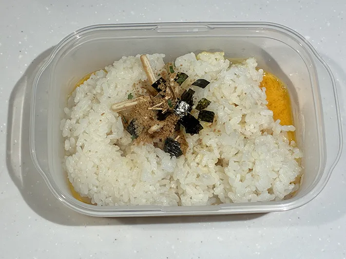 ご飯や卵、お吸い物の素を入れたタッパーの写真（撮影：grapeフード編集部）