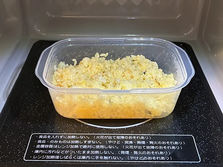 電子レンジに入れたタッパーの写真（撮影：grapeフード編集部）
