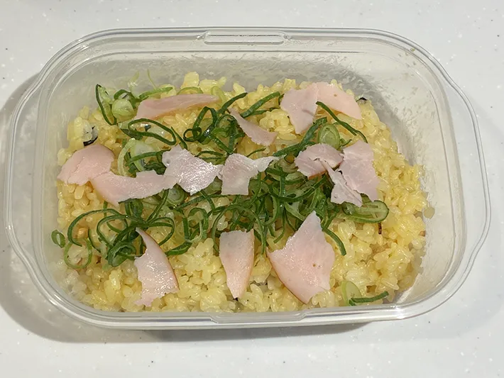 チャーハンの材料を入れたタッパーの写真（撮影：grapeフード編集部）