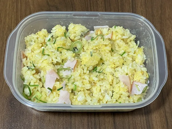 チャーハンが入ったタッパーの写真（撮影：grapeフード編集部）