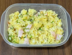 チャーハンが入ったタッパーの写真（撮影：grapeフード編集部）