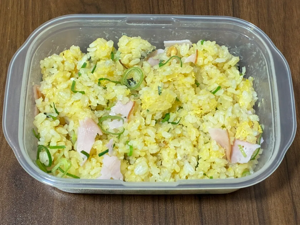 チャーハンが入ったタッパーの写真（撮影：grapeフード編集部）