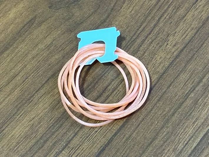 輪ゴムを引っかけたバッグクロージャ―の写真（撮影：grapeライフハック編集部）