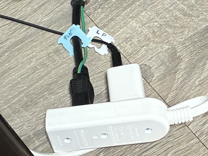 コンセントに取りつけたバッグクロージャ―の写真（撮影：grapeライフハック編集部）