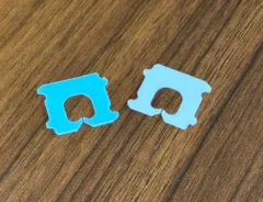 机の上に置いたバッグクロージャ―の写真（撮影：grapeライフハック編集部）