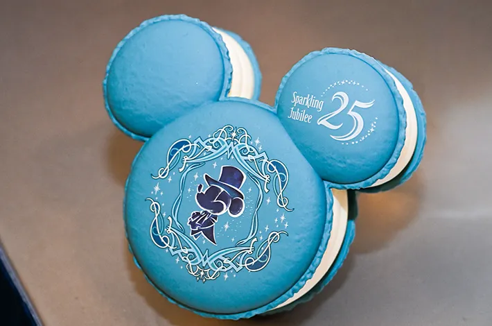 ミッキーマカロン（ホワイトチョコ）のスーベニアケースの写真（撮影：grapeフード編集部）